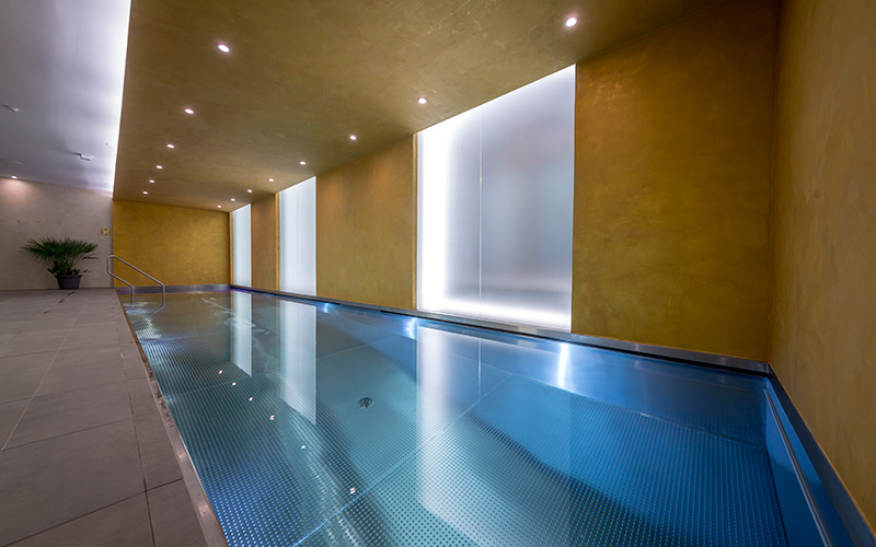 Velký plavecký nerezový bazén Imaginox s vířivkou v hotelu v Karlových Varech