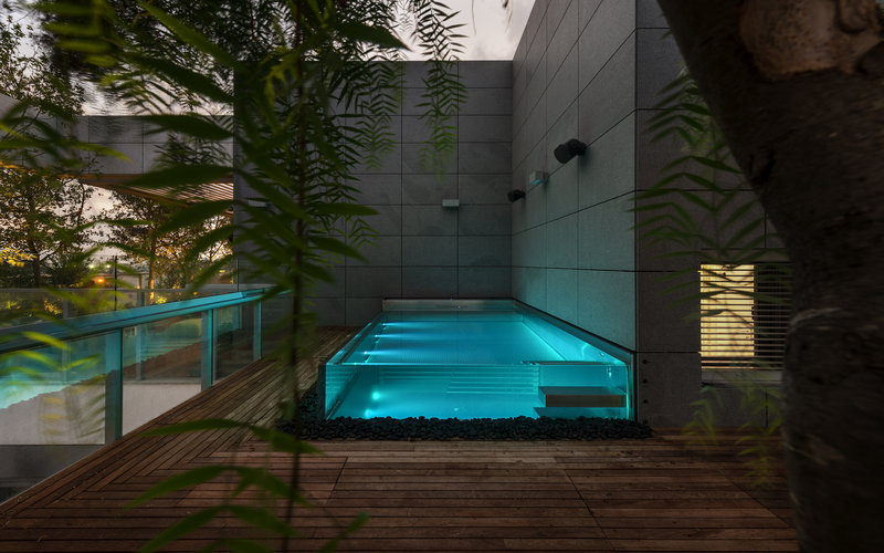 moderní skleněný bazén Imaginox na terase luxusního apartménu