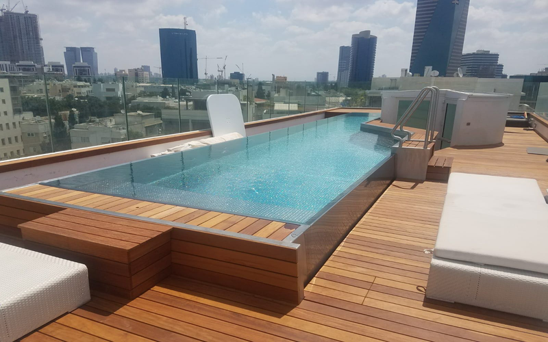 Individuálně řešený přelivný bazén pro izraelského klienta